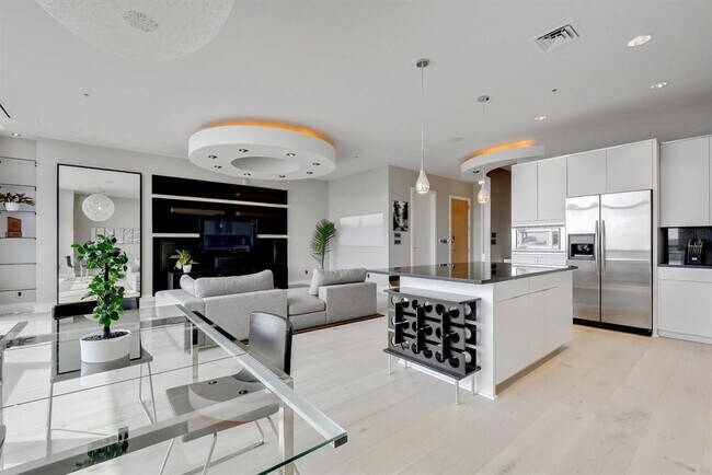 Building Photo - 555 E 5th St.