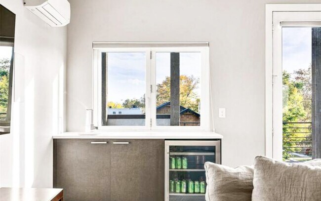 Building Photo - Beautiful 4 bedroom 3 bathroom property in Jefferson Park Denver