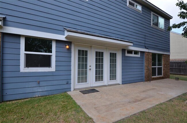 Building Photo - 3806 Pine Ct