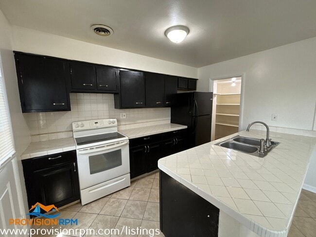 Building Photo - 5138 Clacton Ave