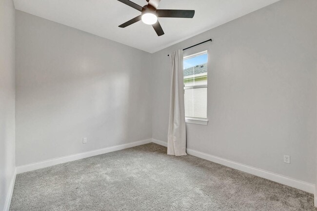 Building Photo - 8606 Dahlia Cir