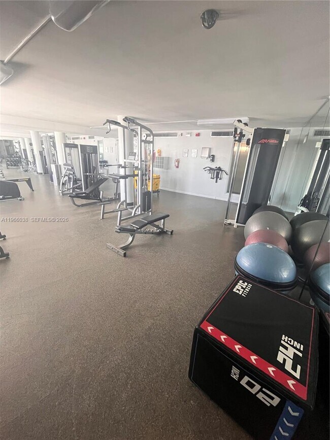 Building Photo - 900 Bay Dr