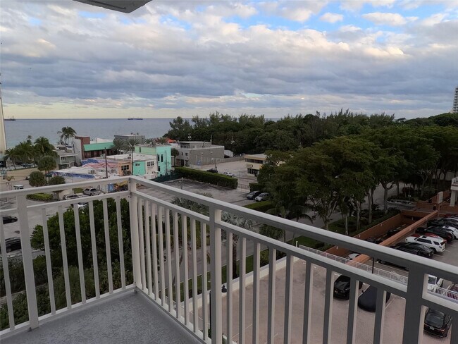 Building Photo - 3000 E Sunrise Blvd