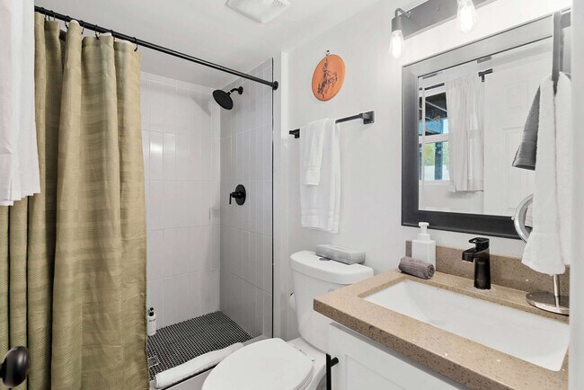 Building Photo - 4530 W Paradise Dr