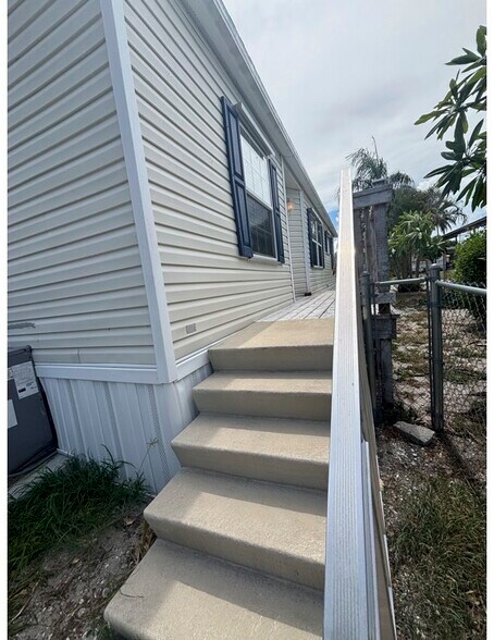 Building Photo - 8321 SE Skylark Ave