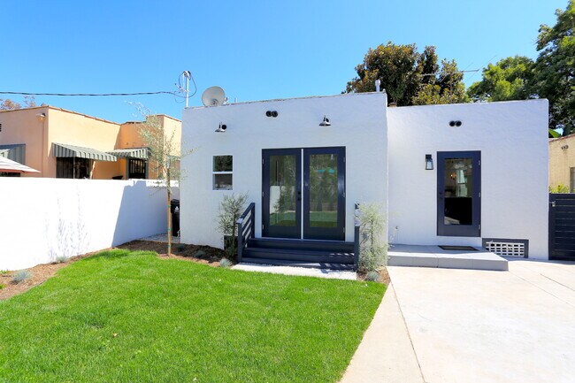 Building Photo - 3835 Hollypark Pl