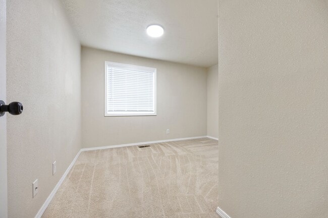 Building Photo - Spacious 5 bed/2 bath in SE Portland