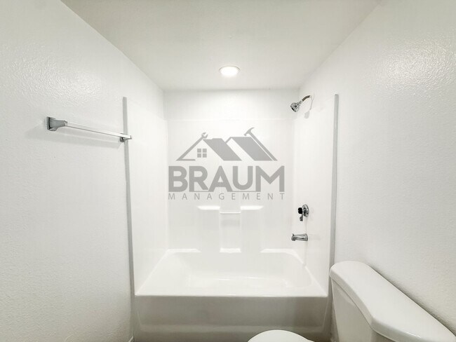 Building Photo - 221 W Elm Ave