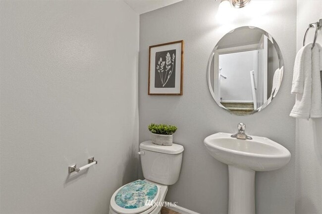 Building Photo - Keep Cool in this Air Conditioned Home in Gated Community!
