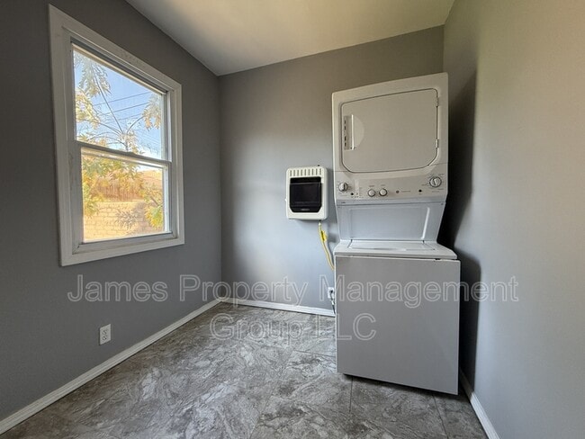 Building Photo - 3036 S Union Ave