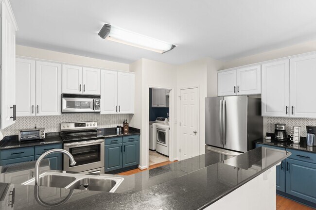 Building Photo - Gorgeous 4 Bedroom Home with Spacious Layo...