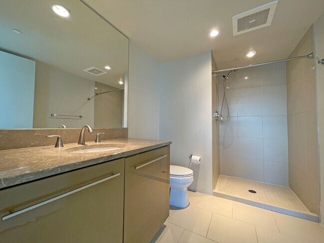 Building Photo - Capitol Place - High Floor!