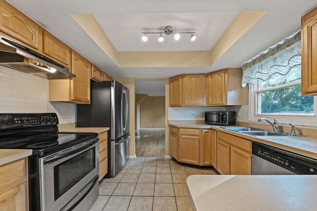 Building Photo - Buffalo Grove 4 Bedroom located in the Stephenson School District!