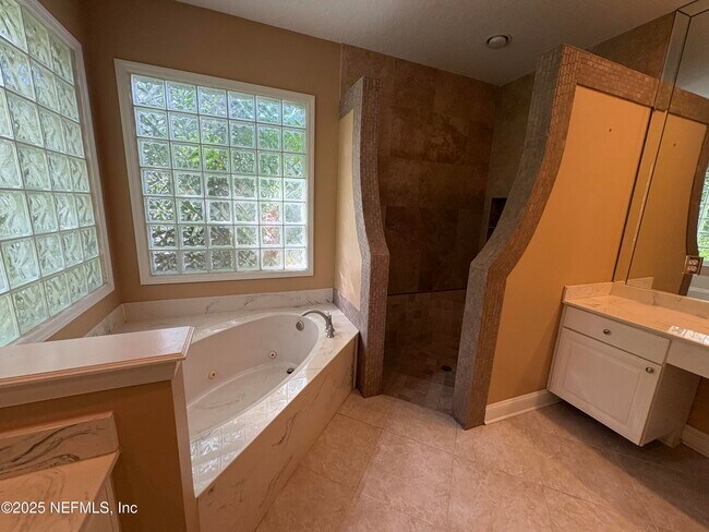 Building Photo - 585 Golden Links Dr