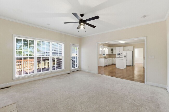 Building Photo - 330 Gardenia Dr