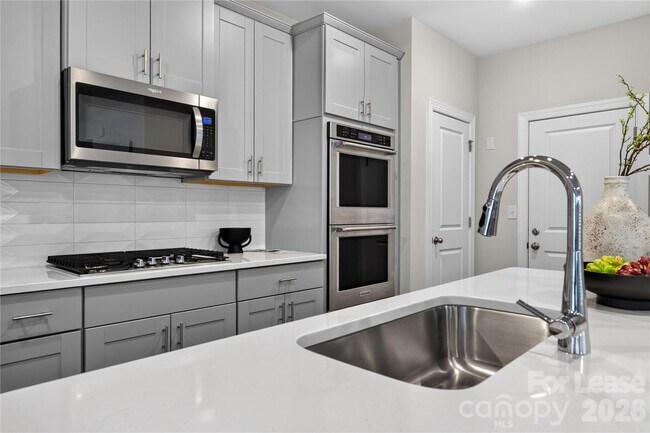 Building Photo - 314 Hyssop Ct