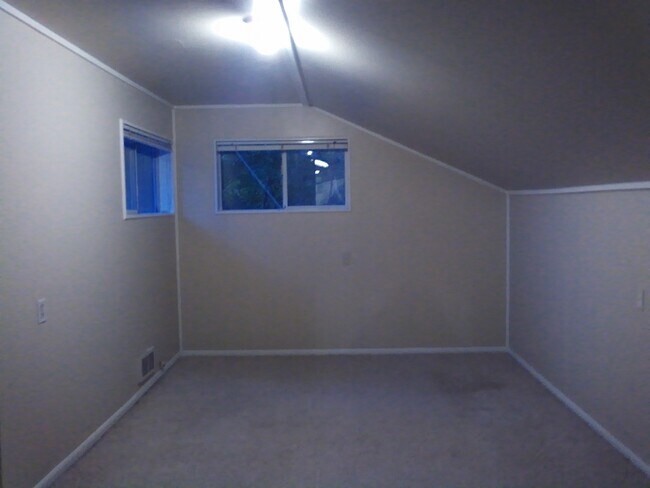 Building Photo - Large Shop Perfect for a home based business, plus 136 feet of waterfront.