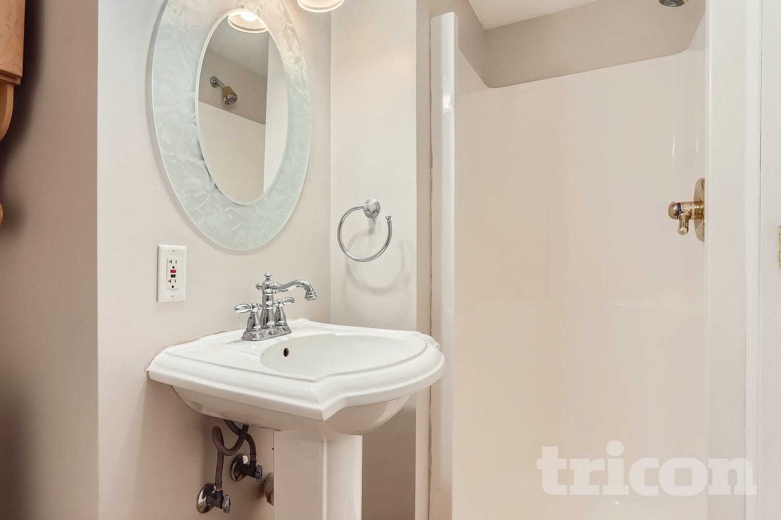 Building Photo - 15012 Viewcrest Ln