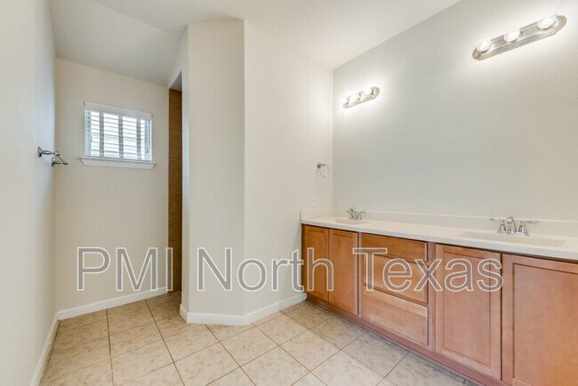 Building Photo - 2404 Sun Creek Dr