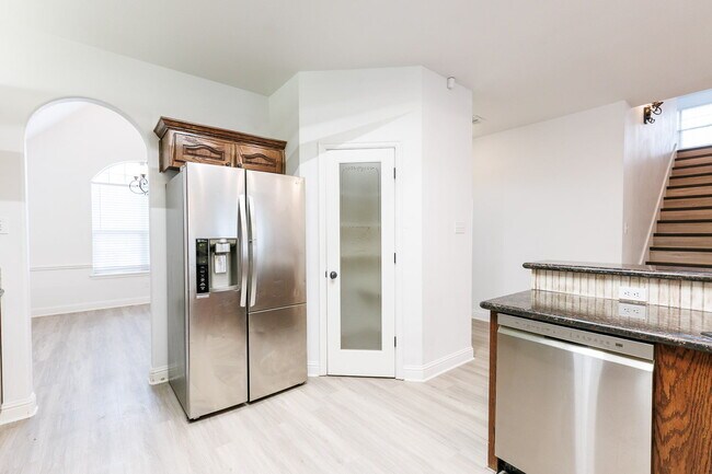 Building Photo - Gorgeous 4 bed 2.5 bath!