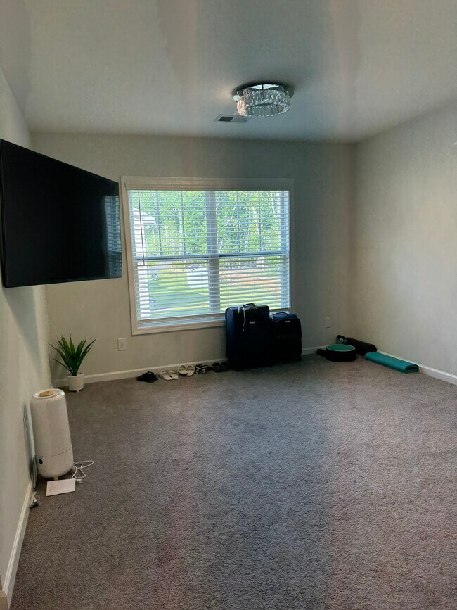 Building Photo - 551 Roseridge Dr