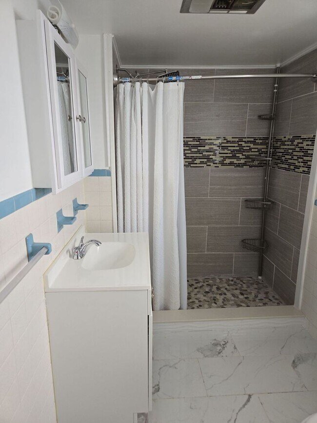 Building Photo - 4-5 Bedroom, 2 Bathroom 2-Story Detached H...