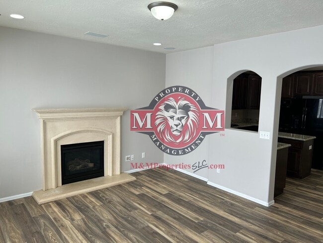 Building Photo - Beautiful 3 Bed 2.5 Bath - 2 Story Home in...