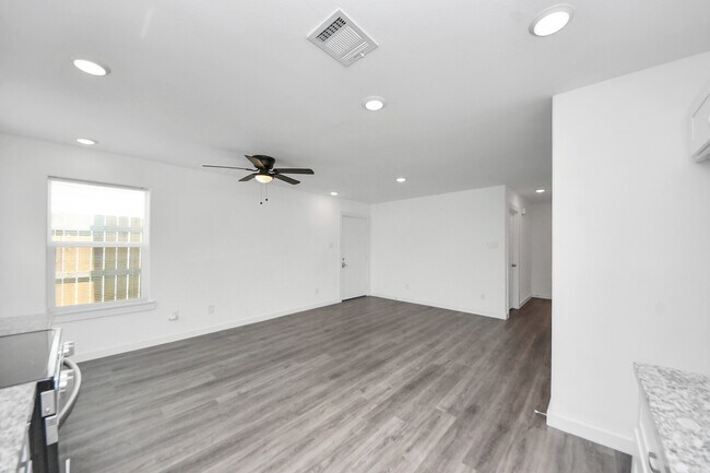 Building Photo - 8125 Laura Koppe Rd