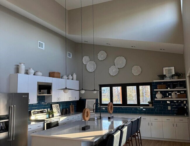 Building Photo - Lease OR Lease to Own