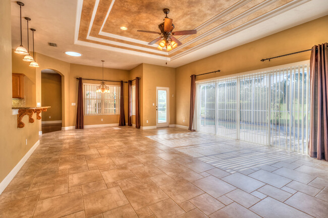 Building Photo - Stunning Pool Home in Town Park!