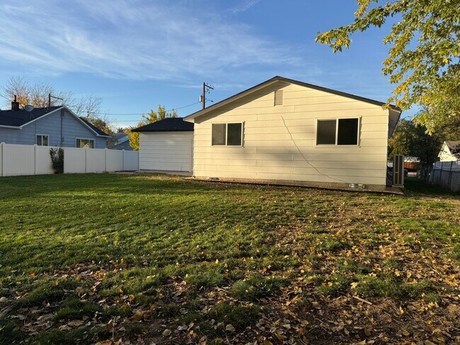 Building Photo - 903 Sunny Ln