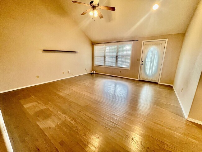 Building Photo - 1233 E Ogorman Ct