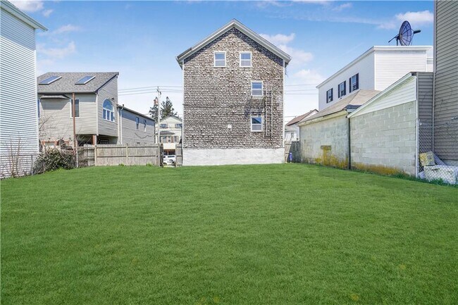 Building Photo - 1081 Bedford St