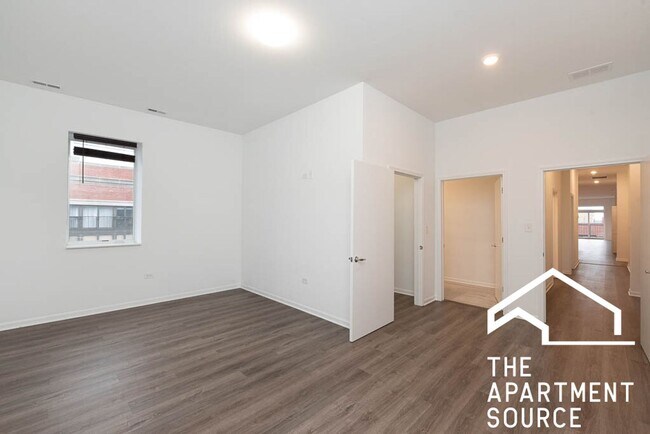 Building Photo - South Loop 3 bed 2 bath -- Updated Kitchen...