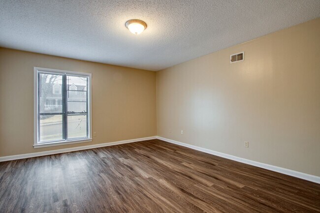 Building Photo - 5635 Crievewood Dr