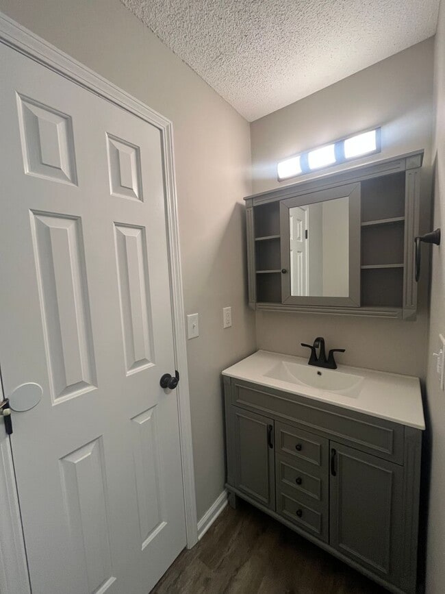 Building Photo - 19 Somersett Dr