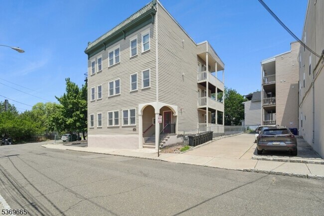 Building Photo - 5 Grant St