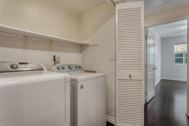 Building Photo - Lux 2 Bed 2 Bath Condo at the Spectrum!
