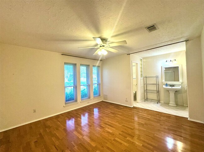 Building Photo - 310 Knoll Forest Dr