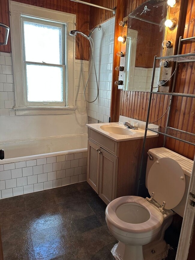 Building Photo - Charming 2-Bedroom Lower Duplex