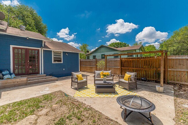 Building Photo - 409 Aero Ave