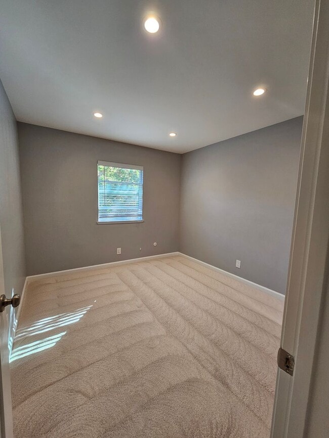 Building Photo - 1394 N Loop Dr