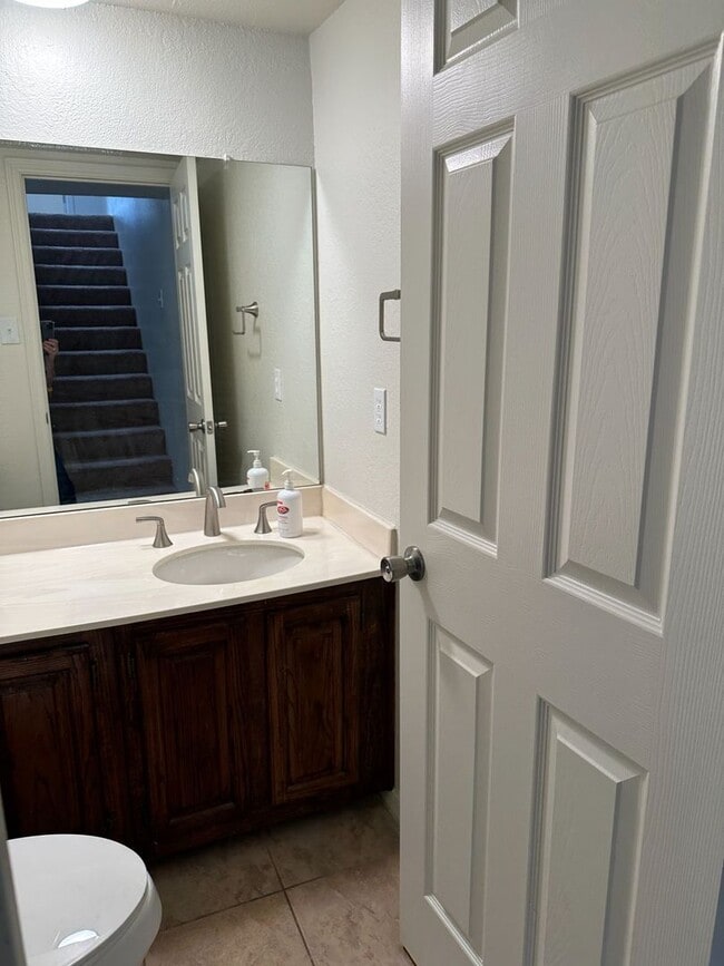 Building Photo - Updated Townhome