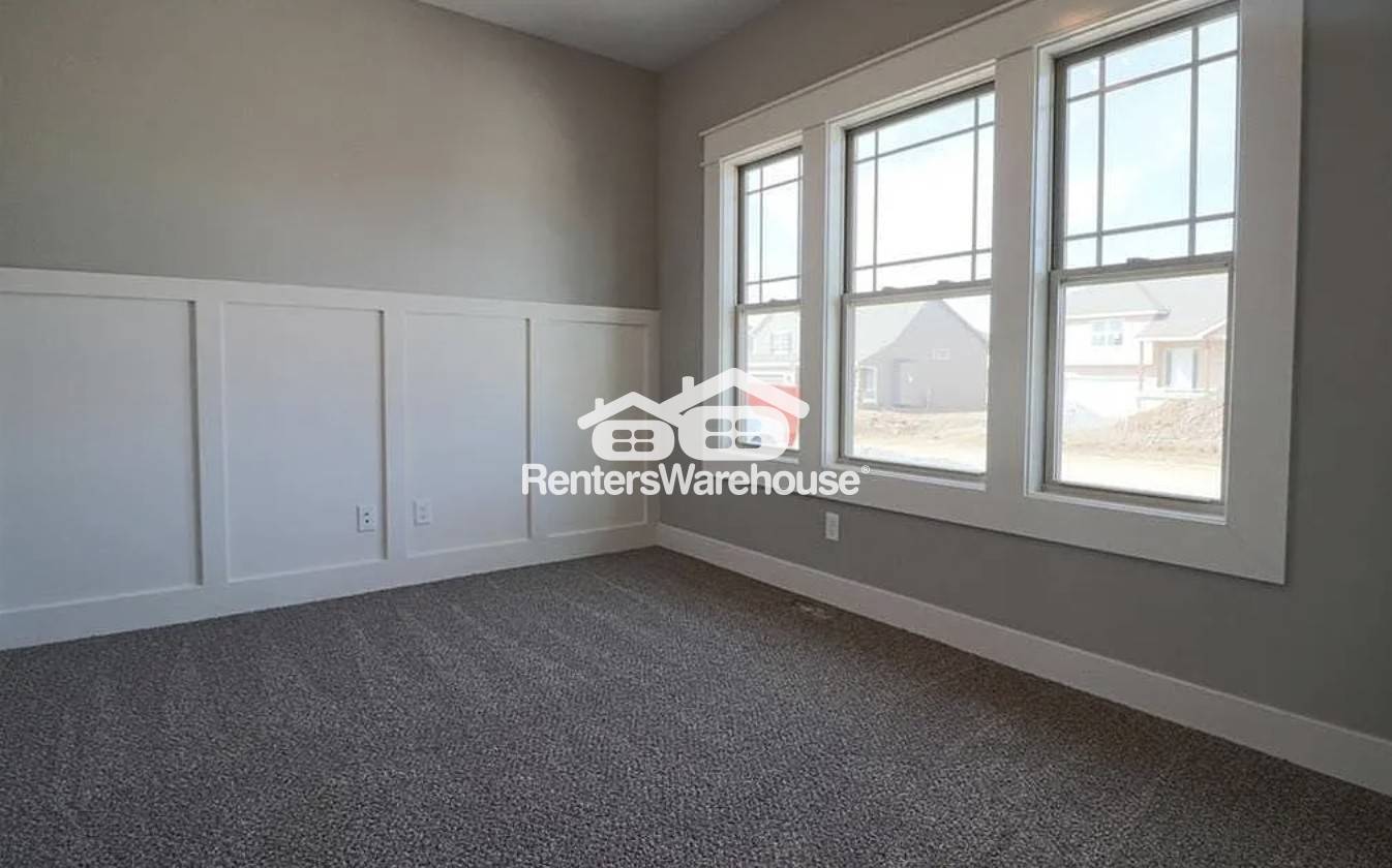 Building Photo - 548 SE Colonial Dr