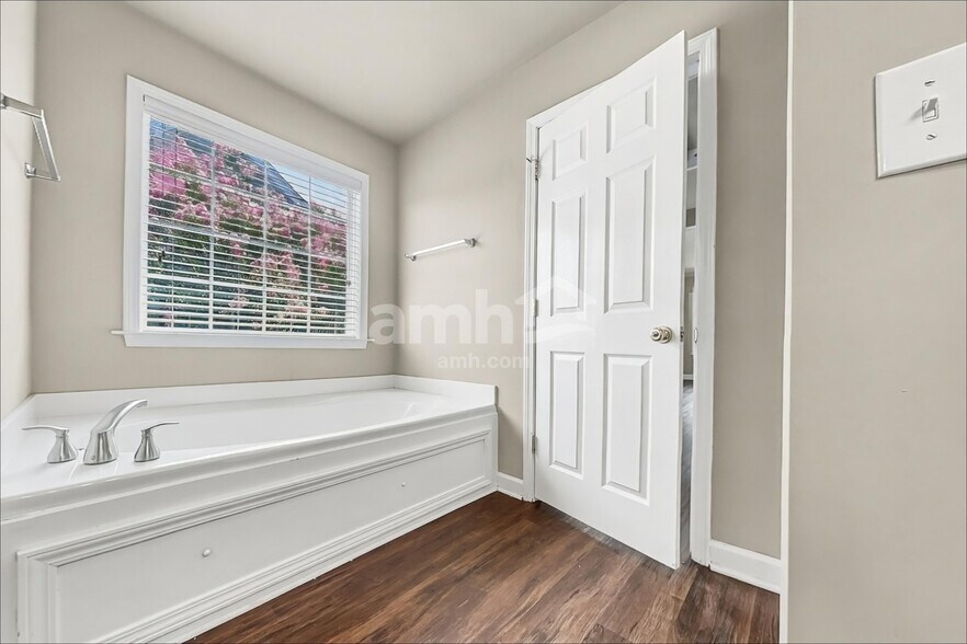 Building Photo - 5000 Idaho Dr