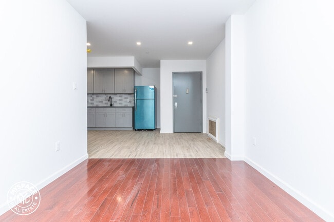 Primary Photo - 323 49th St