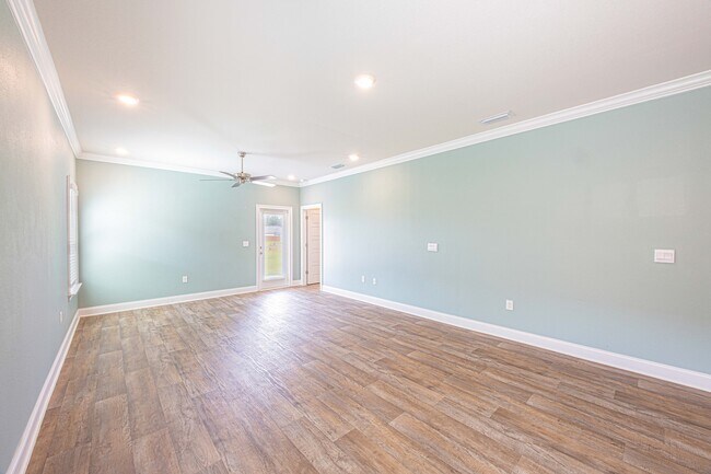 Building Photo - 32667 Revere Dr