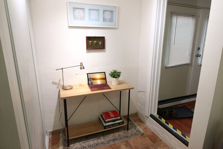 Building Photo - 2428 Alki Ave SW