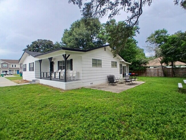 Building Photo - 853 Fairview Dr