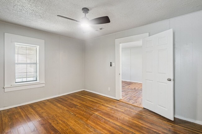 Building Photo - Beautifully renovated 2/1!